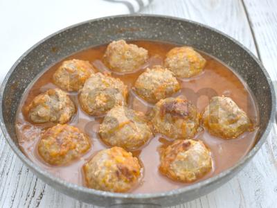 Kotletai pomidorų padaže keptuvėje Žingsnis 5