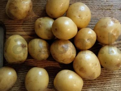 Jaunas virtas bulves, kepamos keptuvėje su česnaku Žingsnis 1