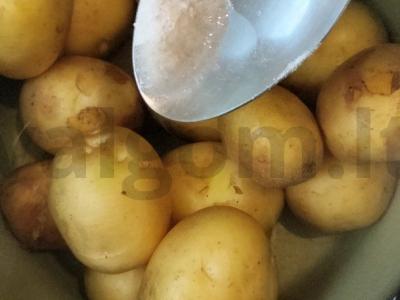 Jaunas virtas bulves, kepamos keptuvėje su česnaku Žingsnis 2