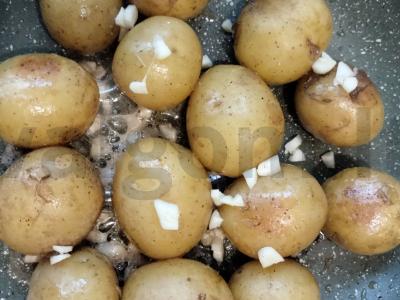 Jaunas virtas bulves, kepamos keptuvėje su česnaku Žingsnis 6