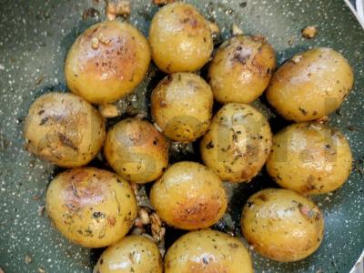 Jaunas virtas bulves, kepamos keptuvėje su česnaku Žingsnis 7