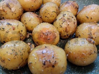 Jaunas virtas bulves, kepamos keptuvėje su česnaku pagrindine nuotrauka