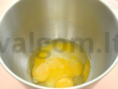 Švelni šarlotė su konservuotais ananasais Žingsnis 1