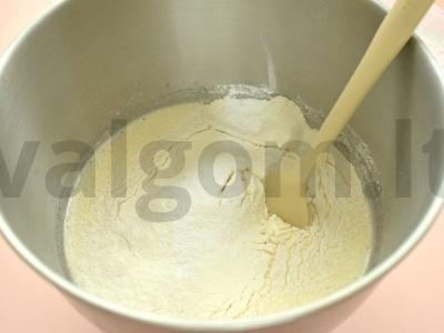 Švelni šarlotė su konservuotais ananasais Žingsnis 2