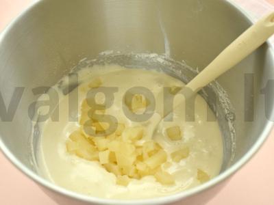 Švelni šarlotė su konservuotais ananasais Žingsnis 3