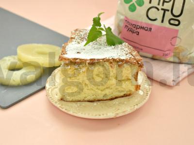 Švelni šarlotė su konservuotais ananasais pagrindine nuotrauka