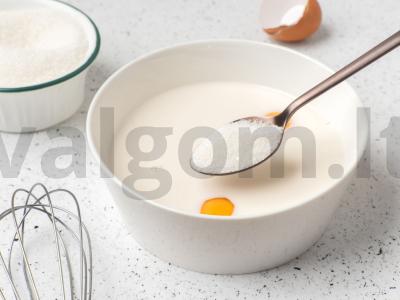 Paprastas blynų tortas su mėlynėmis Žingsnis 1