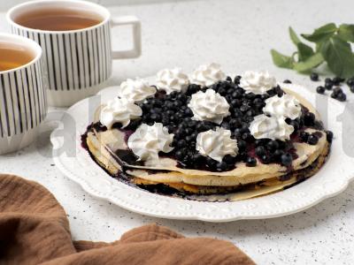 Paprastas blynų tortas su mėlynėmis pagrindine nuotrauka