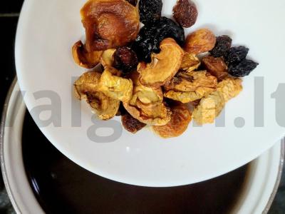 Naudingas kompotas iš džiovintų vaisių, gervuogių ir aviečių Žingsnis 1