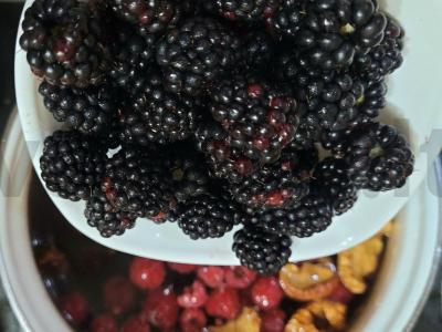 Naudingas kompotas iš džiovintų vaisių, gervuogių ir aviečių Žingsnis 3