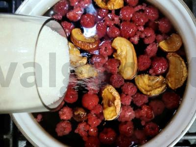 Naudingas kompotas iš džiovintų vaisių, gervuogių ir aviečių Žingsnis 4