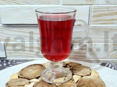 Naudingas kompotas iš džiovintų vaisių, gervuogių ir aviečių pagrindine nuotrauka