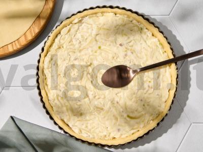 Svogūnų pyragas su lydytu sūriu Žingsnis 5