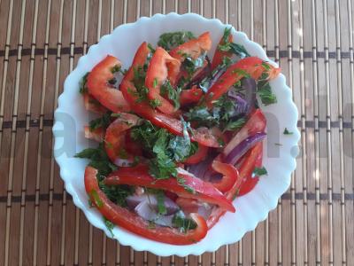 Daržovių salotas su grybų padažu pagrindine nuotrauka