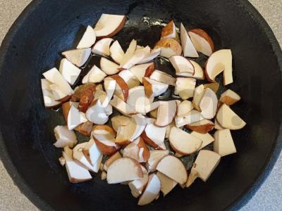 Jautienos steikai su baltųjų grybų garnyru, troškintų grietinėje Žingsnis 1