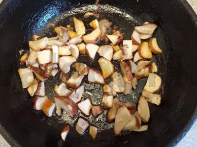 Jautienos steikai su baltųjų grybų garnyru, troškintų grietinėje Žingsnis 2