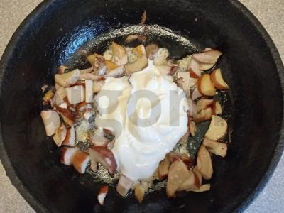 Jautienos steikai su baltųjų grybų garnyru, troškintų grietinėje Žingsnis 3