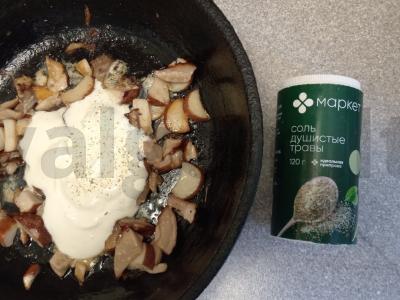 Jautienos steikai su baltųjų grybų garnyru, troškintų grietinėje Žingsnis 4