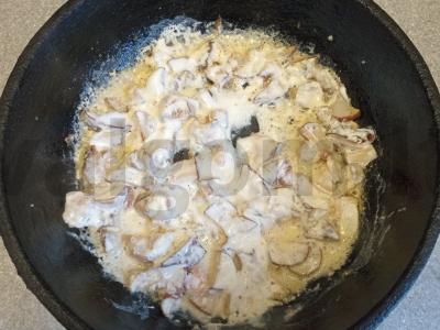 Jautienos steikai su baltųjų grybų garnyru, troškintų grietinėje Žingsnis 6