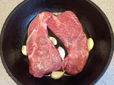 Jautienos steikai su baltųjų grybų garnyru, troškintų grietinėje Žingsnis 8