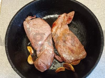 Jautienos steikai su baltųjų grybų garnyru, troškintų grietinėje Žingsnis 9