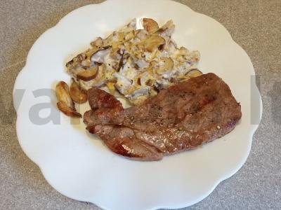 Jautienos steikai su baltųjų grybų garnyru, troškintų grietinėje Žingsnis 10