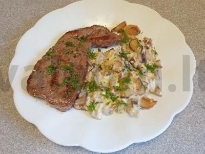 Jautienos steikai su baltųjų grybų garnyru, troškintų grietinėje pagrindine nuotrauka