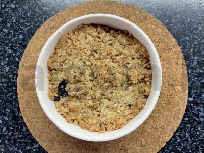 Braškių ir muesli skramblys pagrindine nuotrauka