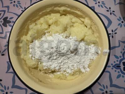 Bulvių pyragėliai su sūriu ir žolelėmis Žingsnis 4