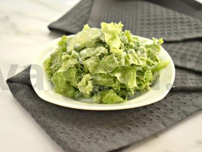 Salotos su žaliu žirneliu pagrindine nuotrauka