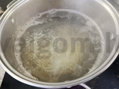 Spagečiai su pomidorų padažu ir sūriu Žingsnis 1