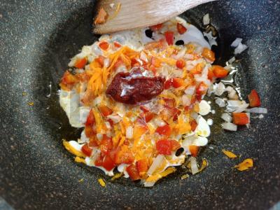 Spagečiai su pomidorų padažu ir sūriu Žingsnis 3