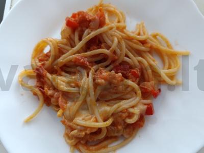 Spagečiai su pomidorų padažu ir sūriu pagrindine nuotrauka