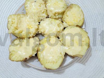 Skani bulvė su sūriu pagrindine nuotrauka