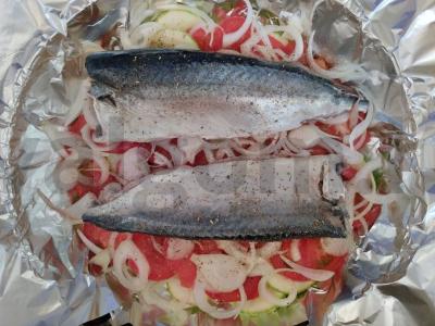 Skumbrija su cukinijomis ir pomidorais, kepta orkaitėje Žingsnis 3