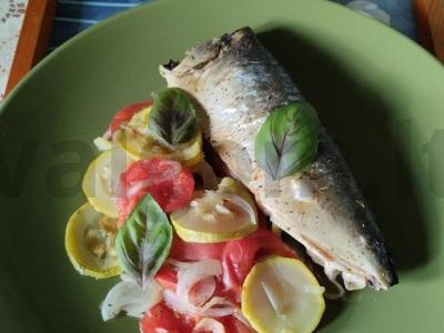 Skumbrija su cukinijomis ir pomidorais, kepta orkaitėje pagrindine nuotrauka