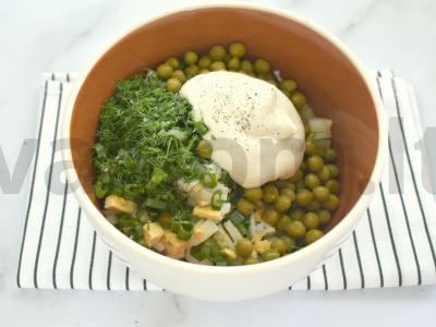 Bulvių salotas su žolelėmis ir žirneliais pagrindine nuotrauka