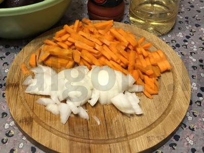 Daržovių troškinys su pomidorų tyrė Žingsnis 1