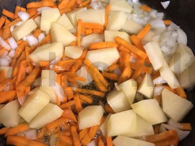 Daržovių troškinys su pomidorų tyrė Žingsnis 3