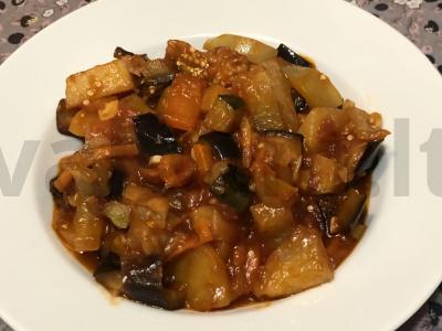 Daržovių troškinys su pomidorų tyrė pagrindine nuotrauka