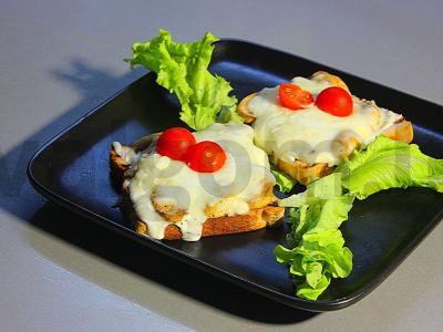 Sūrio ir grybų tostai pagrindine nuotrauka