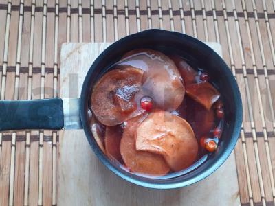 Kalnų pelenų ir džiovintų obuolių kompotas su kardamonu Žingsnis 3