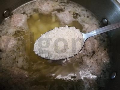 Sriuba su ryžiais, mėsos kukuliais ir druskos lazdelėmis Žingsnis 7