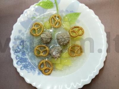 Sriuba su ryžiais, mėsos kukuliais ir druskos lazdelėmis pagrindine nuotrauka