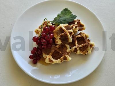 Mini vafliai su medumi ir raudonaisiais serbentais pagrindine nuotrauka