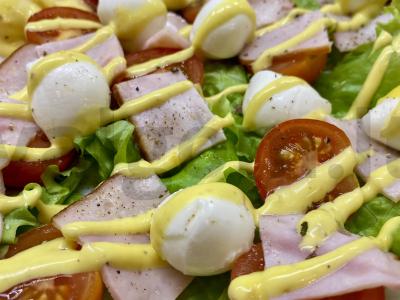 Salotos su kalakutų kumpiu ir mocarela pagrindine nuotrauka