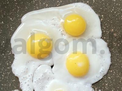 Naudingos sumuštiniai su avokadu ir putpelių kiaušiniu Žingsnis 1