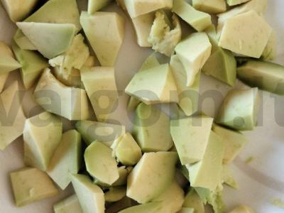 Naudingos sumuštiniai su avokadu ir putpelių kiaušiniu Žingsnis 2