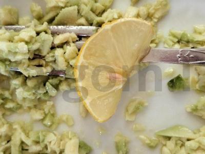 Naudingos sumuštiniai su avokadu ir putpelių kiaušiniu Žingsnis 3