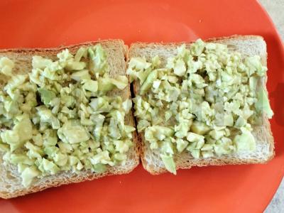 Naudingos sumuštiniai su avokadu ir putpelių kiaušiniu Žingsnis 5